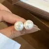 Pendientes de gato KT de perla grande estilo minimalista de lujo ligero, nuevo modelo 2026, pendientes geométricos versátiles de alta gama simples para mujer