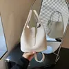 Bolso pequeño súper popular para el trabajo, nuevo bolso de hombro para mujer 2026 otoño nicho para ir al trabajo, bolso bandolera tipo cubo
