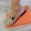 Sapatos femininos de salto baixo em vídeo real sapatos de mãe sola macia de tendão de boi bico redondo salto grosso sapatos únicos para meia-idade e idosos sapatos de couro vintage