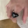 Anillo cuadrado apilable negro deslumbrante de estilo dulce y fresco del mismo estilo que la bloguera 2026 nuevo estilo moderno versátil hermoso anillo para el dedo índice