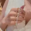 Pulseira Redonda Pequena de Contas Foscas para Mulheres, Joias de Design de Nicho de Luxo Leve de Alta Qualidade, Dourado Areia com Superfície Brilhante, Acessórios de Mão para Mulheres Atacado