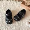 Zapatos de piel para niña 2026 primavera y otoño nuevo moda infantil mocasines de lunares zapatos sencillos de princesa roja Birkenstock