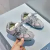 Nuevos Zapatos de Patinaje para Niños Otoño 2026 Zapatos Deportivos Versátiles para Niñas Moda Tendencia Suela Suave Estilo Coreano Zapatos de Entrenamiento Alemanes para Niños