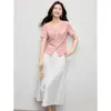 Em estoque T-shirt Rosa Plissada no Ombro Design Sense Feminino Verão 2025 Nova Era Redutora Manga Curta Gola V Top