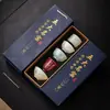 Un juego de cinco tazas de té exquisitas de los Cinco Hornos Famosos, que incluye tazas de té maestras de cerámica remachadas, tazas de degustación y cuencos de té, presentado en una caja de regalo como un juego para la ceremonia del té y un recuerdo perfecto