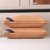 Un par de almohadas lavables de terciopelo de plumas para uso doméstico, almohada para adultos con soporte para el cuello de hotel cinco estrellas