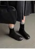 Botas Curtas Simples de Bico Redondo para Mulheres Outono/Inverno 2026 Sola Plana Cano Fino Temperamento para o Trabalho Camurça Botas Afuniladas Patchwork Dr. Martens