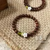 Nuevo brazalete de sándalo verde estilo chino con una estética de alta gama, elegancia fresca de estilo nacional, brazalete de madera de sándalo con accesorios de flor de pera, un artículo decorativo para mujeres