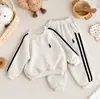 Conjunto de Dos Piezas Gris Bordado de Ponis Estilo Coreano para Niños Niños con Rayas Laterales Ropa Deportiva para Niños Suministro