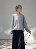 Suéter tejido casual de punto para mujer con cuello en V, detalles de cuentas y mangas largas, nuevo estilo de otoño, mangas caídas, top holgado y suave