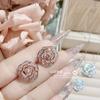 Pulsera y anillo con incrustaciones de circonitas y flores bañadas en oro de 18 quilates estilo Chanel.