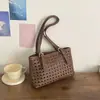 Bolsa de palha trançada vazada de verão para mulheres 2026 nova tendência moderna bolsa tote grande capacidade bolsa de ombro único para o dia a dia