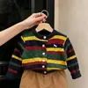 Ropa infantil estilo coreano 2026 colección otoño: Cárdigan de punto con bordado retorcido a rayas de dopamina y pantalón largo color café para niños y niñas