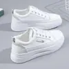 Zapatillas blancas populares para mujer, nuevo modelo 2026, ligeras, transpirables, adecuadas para verano y otoño, superficie de malla, versátiles, suela gruesa, zapatos deportivos antideslizantes