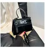 Bolsa Pequeña de Ropa de Trabajo Casual para Mujer 2026 Nuevo Estilo Bolso de Hombro Cruzado Texturizado de Moda Estilo Primavera y Verano Bolso de Mano Kelly
