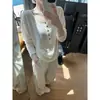 Camiseta de manga longa, com modelagem solta, plus size, que valoriza a silhueta, mangas morcego e gola Henley para mulheres, com design plissado que acintura para criar um efeito emagrecedor, para as estações de primavera e outono.