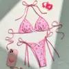 Nuevo traje de baño transfronterizo 2027 para mujer, con un estampado de cerezas pequeñas, conjunto de bikini para playa, costa y ropa de resort, adecuado para aguas termales