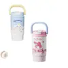 La nueva taza térmica portátil de gran capacidad de Hello Kitty de Sanrio es linda y conveniente para llevar, con un alto atractivo estético para las niñas, y cuenta con un diseño de doble sorbo.