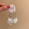 Pendientes Exagerados de Borla con Forma de Pétalo de Concha Estilo Francés para Mujer, Pendientes de Botón con Diseño de Nicho de Lujo Ligero con un Toque de Alta Gama, Accesorios para Orejas Estilo Vacaciones