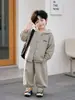 2285 Traje para Niños Primavera y Otoño 2026 Nuevo Estilo Coreano Sudadera con Capucha Rayada para Niños Conjunto de Tres Piezas de Otoño Moderno