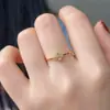 Anillo Fino de Trébol de Cuatro Hojas Incrustado con Diamantes para Mujer Dulce Lujo Ligero Ins Minimalista Versátil Anillo para Dedo Índice Anillo de Acero de Titanio Resistente al Desgaste