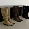 2026 Design Outono/Inverno Veludo Couro Macio Bico Fino Salto Bloco Cano com Rebites Altos até o Joelho Salto Médio Botas Longas Femininas