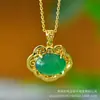 Colar com Pingente Ruyi Antigo em Filigrana de Ouro Incrustado com Calcedônia Verde Pingente Elegante Versátil Pingente Feminino Rosto de Ovo Verde