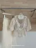 Camisola Fina de Renda Francesa Estilo Desejo Puro de Alta Qualidade para o Verão com Bojos para Usar por Baixo ou por Cima, Apresentando um Lindo Design nas Costas para Mulheres