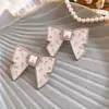 Pendientes Colgantes de Flor de Resina y Mariposa con Aguja de Plata, Aretes Juveniles Frescos y Dulces, Pendientes Sencillos con un Toque de Lujo Ligero y Sensación de Alta Gama