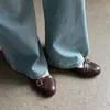 Zapatos de Trabajo Elegantes para Viajar con Cuña de Piel de Oveja 2026 Otoño Tacón Bajo Punta Redonda Hebilla Metálica Piel Genuina Tacón Bajo Zapatos para Mujer