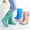 Zapatos impermeables de caña alta para la temporada de lluvias, botas de lluvia de gelatina, zapatos de goma antideslizantes para trabajo en cocina, cubrebotas, botas de agua para mujer, verano para adultos