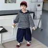 2161 Conjunto de Primavera e Outono para Meninos 2026 Novo Outono Infantil Estilo Coreano Moletom com Capuz Listrado Calça Jogger Conjunto de Duas Peças