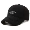 Boné de baseball sherpa bordado com letras estilo coreano para mulheres, espessado para aquecimento no outono e inverno, chapéu bico de pato moderno e versátil, da moda