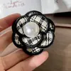 Tela Estilo Tweed Camelia Accesorios de Ropa Broche Flor Elegante Broche para Suéter Abrigo de Alta Gama Moda Femenina