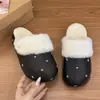 Nuevas zapatillas de casa tipo slip-on de EVA para mujer para el invierno 2026, para usar en exteriores, que aumentan la altura, diseño de nicho, con remaches, suela gruesa, zapatillas de algodón simples y a la moda