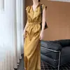 Novo Vestido de Cetim Sedoso Coleção Primavera/Verão 2026, Decote V, Sem Mangas, Cintura Alta, Cordão, Cor Sólida, Vestido Midi Fluido para Mulheres
