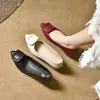 Mocasines de mujer de tacón bajo con hebilla cuadrada, nuevo modelo otoño 2026, piel suave, suela blanda, versátiles, cómodos, zapatos de punta para madres