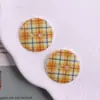 Botões Redondos de Xadrez Frescos e Simples com Dois Furos para Roupas Infantis DIY Pingente para Pulseira de Celular Peças de Acessório Flor para Sapato