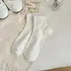 Meias femininas para primavera e verão, novas meias curtas sem costura, meias finas respiráveis de malha, meias de algodão lisas versáteis atacado