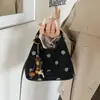 Bolso pequeño de mano de felpa y gamuza elegante transfronterizo para mujer, nuevo, textura retro, bolso tipo cubo, nicho, bandolera, bolso cruzado, moderno