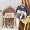 Conjunto de Dos Piezas para Niños Sudadera con Estampado de Letras de Primavera y Otoño, Cuello Solapa, Manga Larga, Pantalones de Algodón, Fabricante Original, Venta al por Mayor