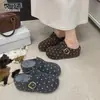 Sapatos tipo Birkenstock com sola grossa, salto embutido e forro de fleece para mulheres, chinelos fechados de bolinhas, Novo Estilo Outono/Inverno 2026, chinelos casuais de algodão para uso externo