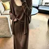 Conjunto de três peças casual e relaxado, leve, de linho Tencel, composto por cardigã, colete e saia longa de corte amplo