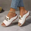 Pantuflas de cuña de suela gruesa para mujer, transfronterizas europeas y americanas, talla grande, nuevo modelo 2026, sandalias casuales de moda, simples, con hebilla metálica, puntera abierta