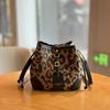 Nuevo bolso de cubo retro de diseño de nicho de moda 2023, bolso de mujer con estampado de leopardo, estilo occidental simple, de gran capacidad y combinable