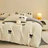 Novedad Invierno 2025 Juego de Cuatro Piezas de Cama de Terciopelo de Leche Bordado Toalla Sábanas Engrosadas Funda de Edredón Cama Sábanas de Cama Ropa de Cama de Terciopelo Coral