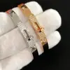 Pulseira Meio Diamante Nariz de Porco Aijia Kelly para Mulheres, Banhada a Ouro Rosa 18K, Fecho Giratório, Pulseira H Exquisita, Tendência Ins