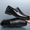 Sapatos masculinos de couro genuíno, sapatos formais business casual, com adição de lã para aquecimento, adequados para homens de meia-idade