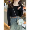 Camiseta base de malha branca com gola redonda para mulheres, roupa íntima de outono e inverno, novo estilo 2026, suéter macio com babados, top estilo Chanel