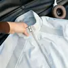 Jaqueta de gola alta canelada desconstruída estilo americano, uma peça moderna e versátil para homens e mulheres, perfeita para primavera e outono, com um visual esportivo cool e casual